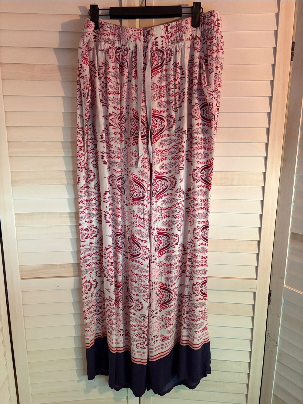 Lane Bryant Women’s White and Red Paisley Wide Leg Lounge Pants with Navy Hem